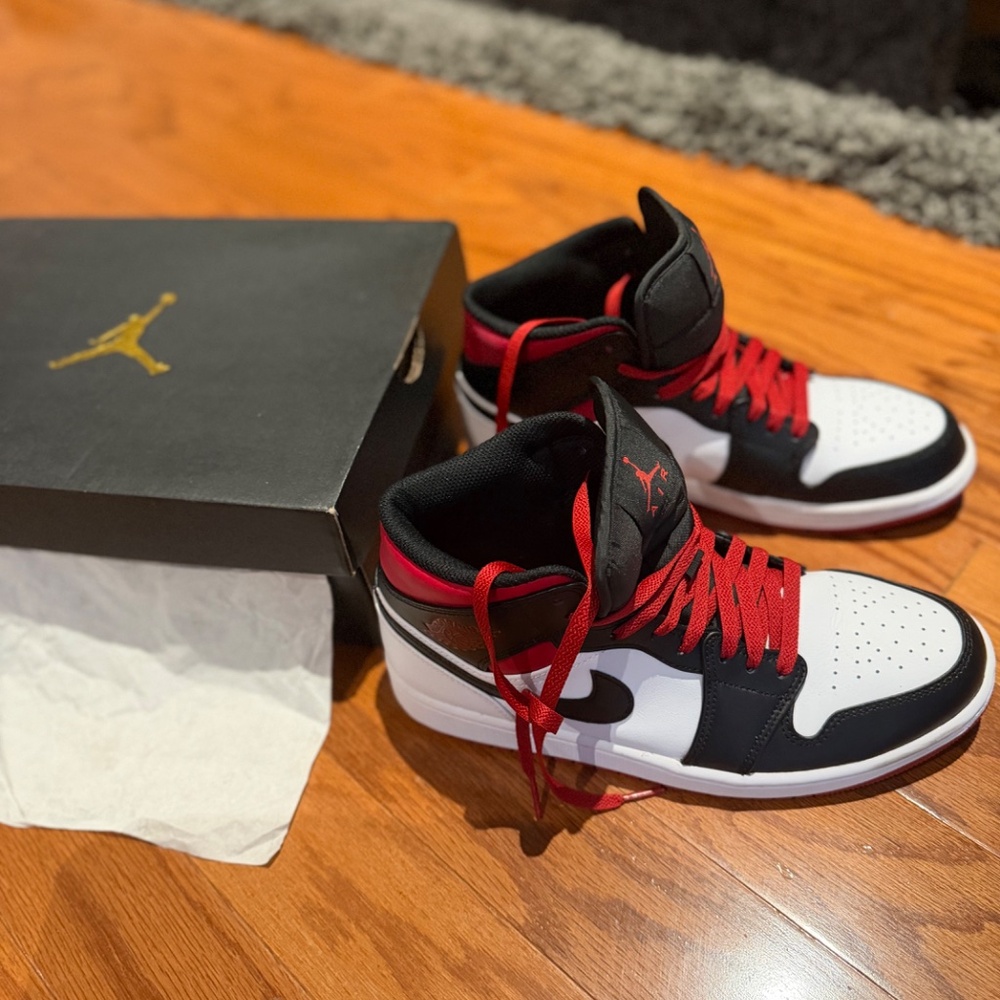MEN Jordan 1 Mid Gym Red Black Toe - Picture 2 of 4